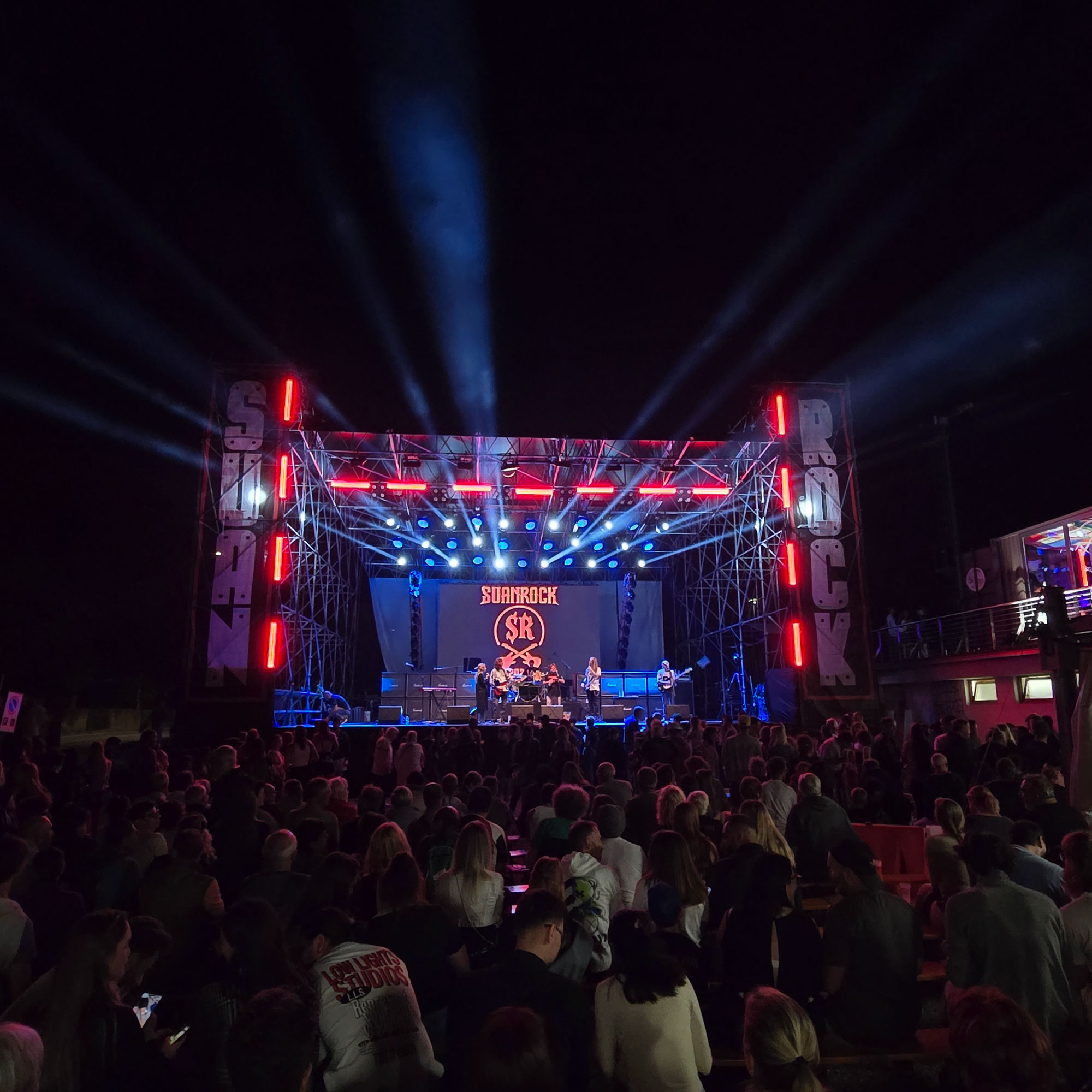 Concerti e show con impianti audio e luci professionali